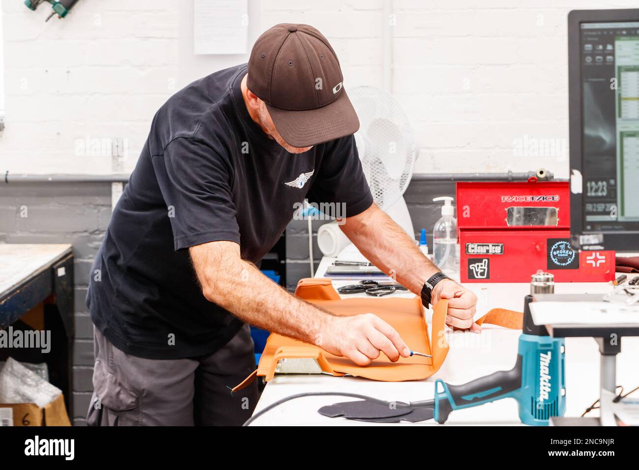 Trimmer Handwerker, der im Automobilwerk Morgan in malvern worcestershire UK mit Ledertrimmen arbeitet Stockfoto