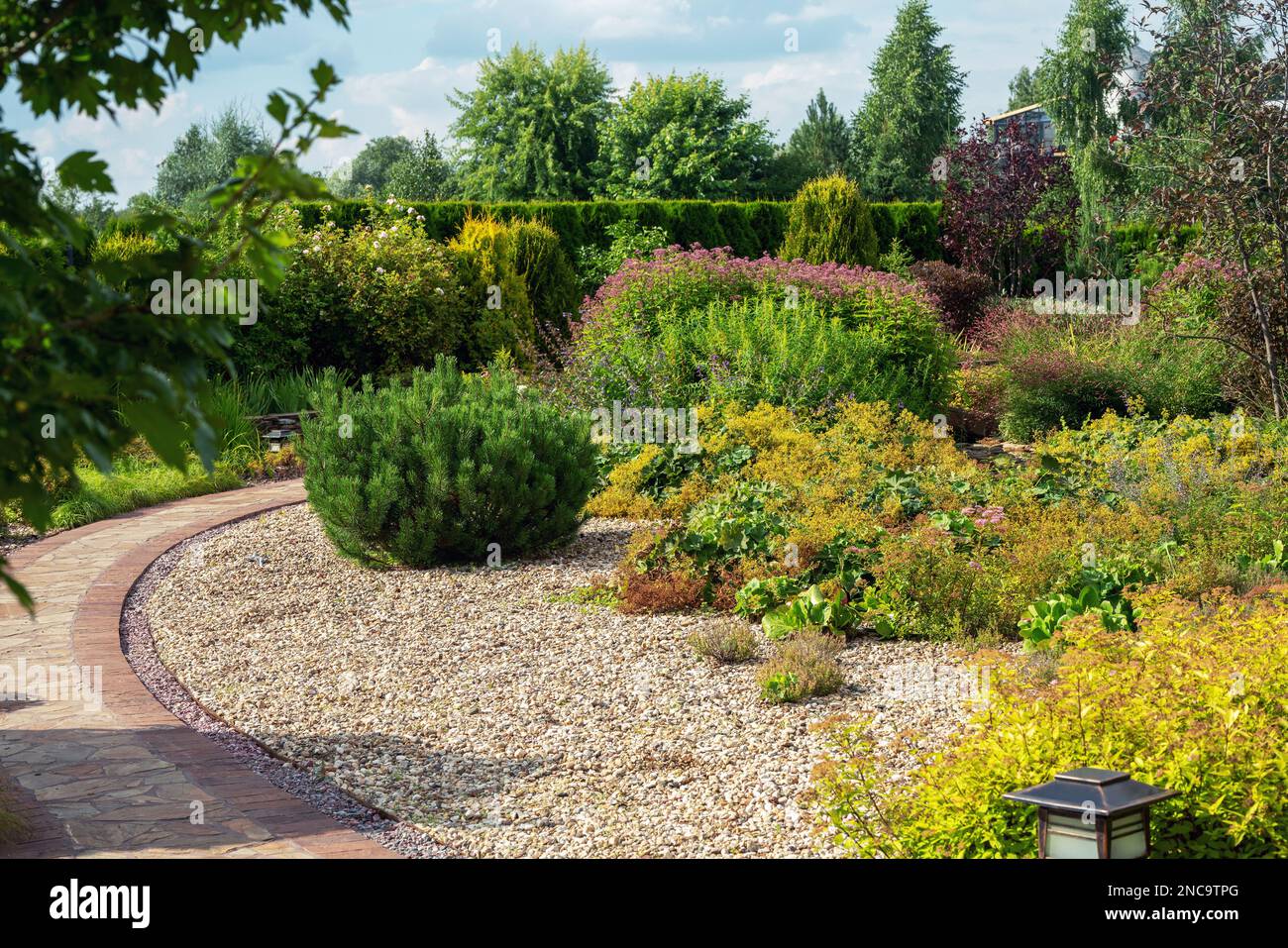 Erstaunlicher natürlicher Stil und Pfadgarten in der Nähe eines Landhauses in einem Dorf in der Nähe von Moskau, Russland. Schönheit der Natur in Russland im Sommer in prosperoud vi Stockfoto