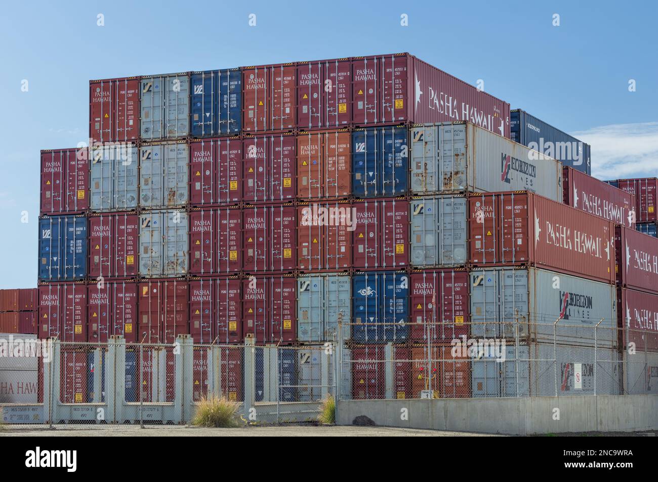 Port of Los Angeles, Califonia, USA - 12. Februar 2023: Gestapelte Versandcontainer werden an einem sonnigen Tag im Hafen von Los Angeles gezeigt. Stockfoto