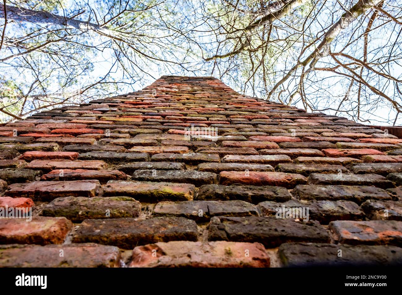 Eine Nahaufnahme von Ziegelkamin oder Mauer aus der historischen Bürgerkriegszeit in Callaway Gardens in Georgia Stockfoto