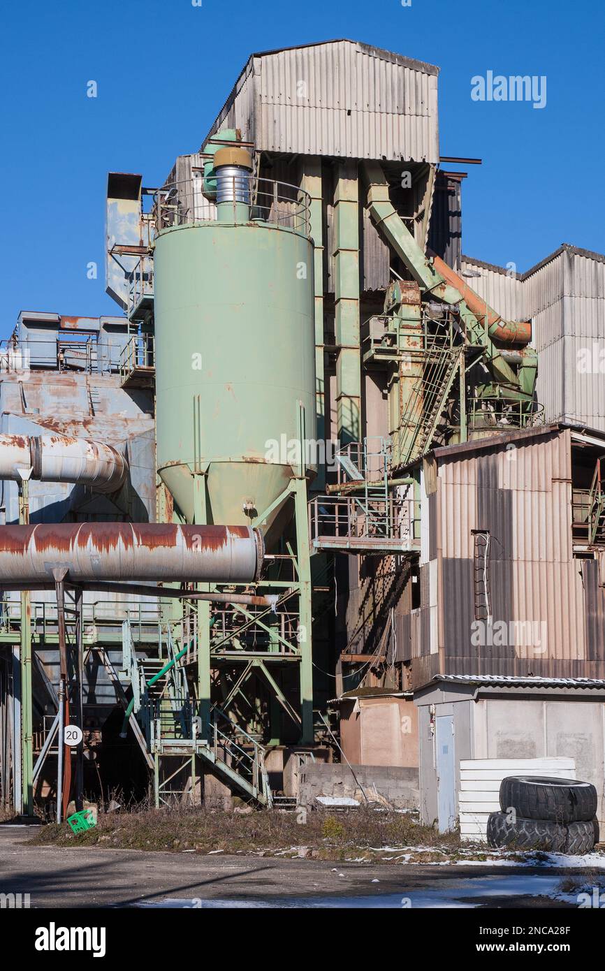 Alte Industrieruinen im Haldenwald in der Nähe der Kleinstadt Tuningen. Bis 2012 wurden hier riesige Mengen von Lias und Dogger abgebaut. Stockfoto