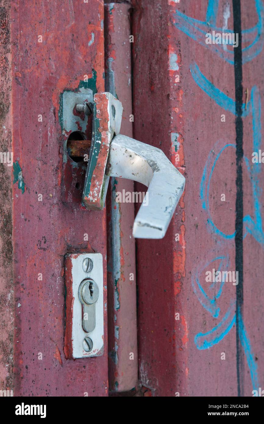 Türgriff wurde durch Gewalt an einem Stahltor herausgerissen. Stockfoto