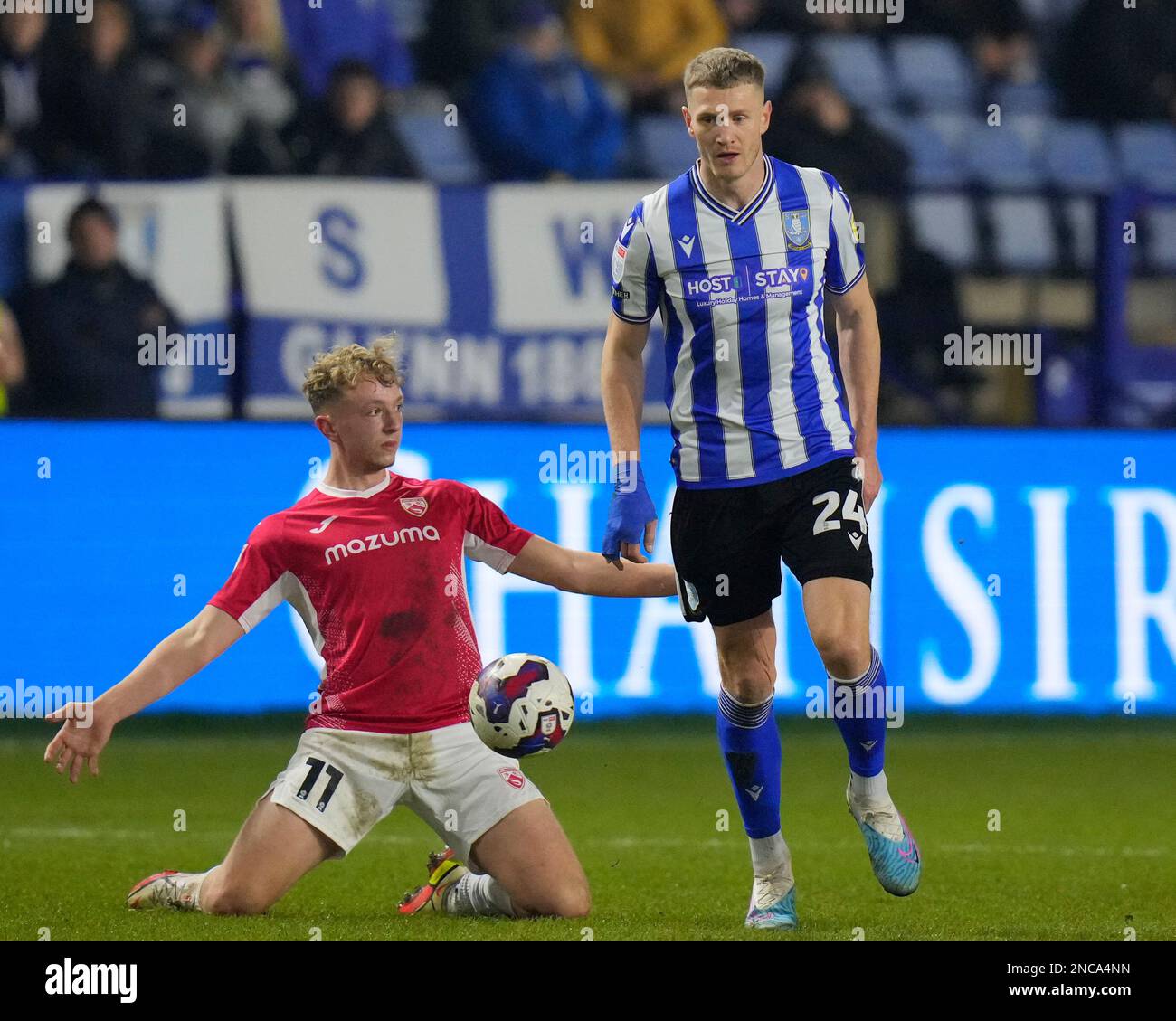 Sheffield, Großbritannien. 14. Februar 2023. Michael Mellon #11 von Morecambe tritt am Mittwoch während des Sky Bet League 1-Spiels Sheffield Wednesday vs Morecambe in Hillsborough, Sheffield, Großbritannien, am 14. Februar 2023 (Foto von Steve Flynn/News Images) in Sheffield, Großbritannien, am 2./14. Februar 24 2023 um den Ball an. (Foto: Steve Flynn/News Images/Sipa USA) Guthaben: SIPA USA/Alamy Live News Stockfoto