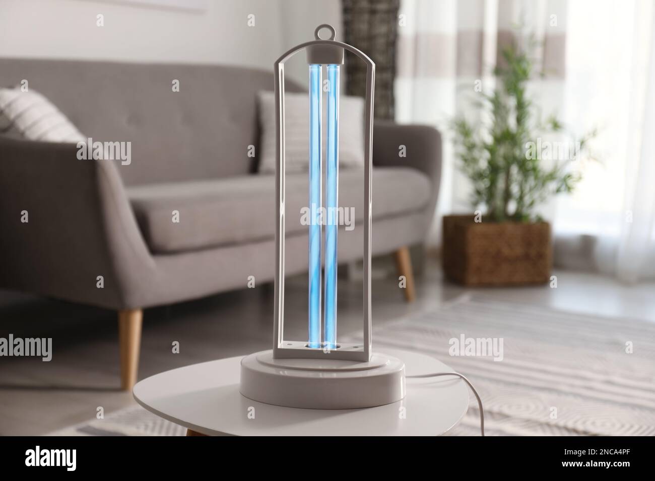 UV-Lampe zur leichten Sterilisation auf dem Tisch im Wohnzimmer  Stockfotografie - Alamy