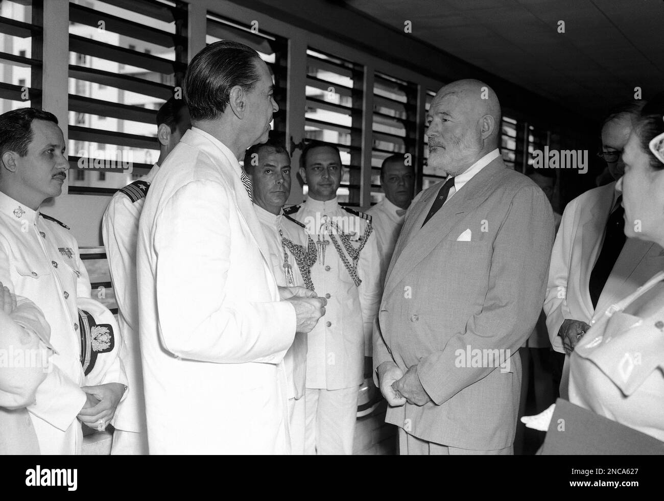 Ernest Hemingway receives “Order of Carlos Manuel de Cespedes,” highest award Cuba gives to foreigners, in ceremony at International Yacht Club in Havana on July 21, 1954 which happened to be Hemingway’s 55th birthday. Hemingway’s head shaved and still shows scars of injuries he received in African plane crashes. (AP Photo) Stockfoto