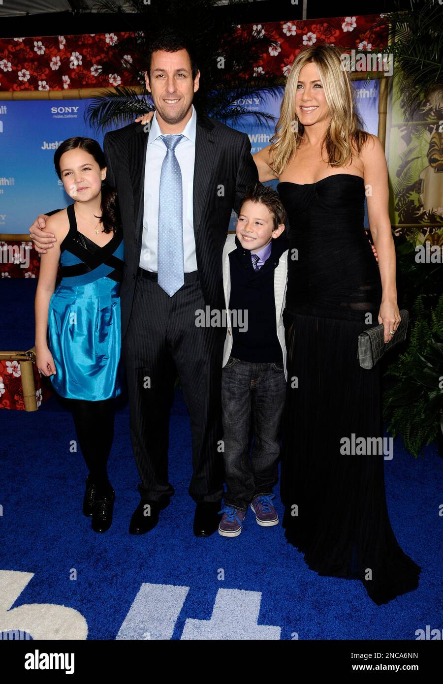 From left, actors Bailee Madison, Adam Sandler, Griffin Alexander Gluck and Jennifer Aniston attend the premiere of "Just Go With It" at The Ziegfeld Theater, in New York on Tuesday, Feb. 8, 2011. (AP Photo/Peter Kramer) Stockfoto