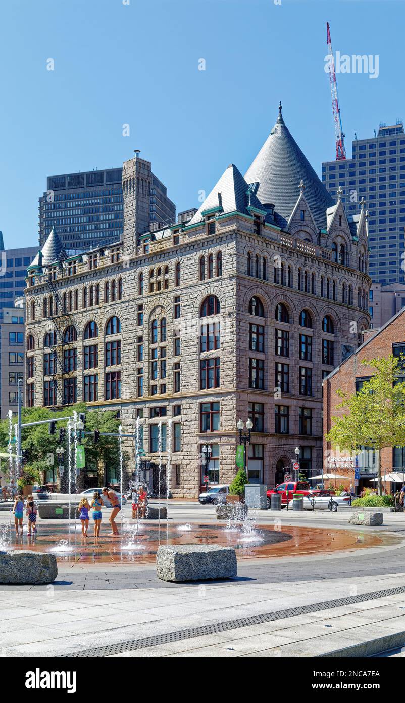 Bostoner Wahrzeichen Grain Exchange Building wurde 1893 eröffnet. Das ehemalige Gebäude der Handelskammer hat eine rosafarbene Granitfassade im romanischen Stil. Stockfoto