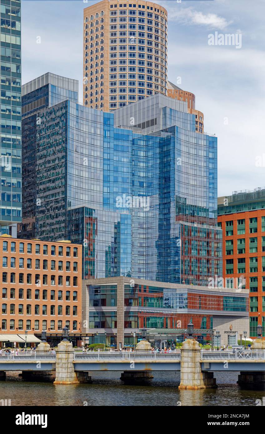 Das InterContinental Boston ist mit blauem Glas umhüllt und spiegelt sich in der Fassade der Atlantic Avenue und im Seaport District in der Fassade des Fort Point Channel wider. Stockfoto