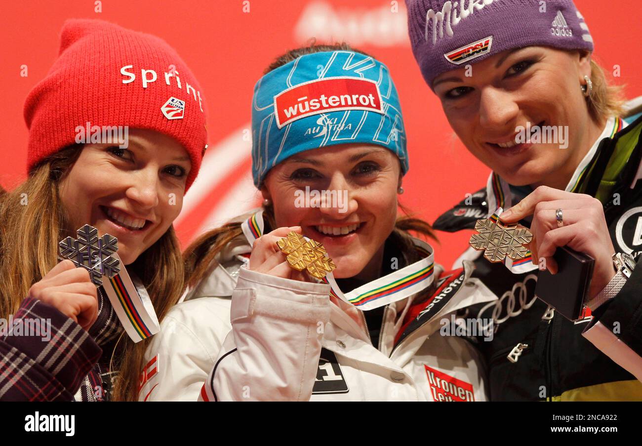 Elisabeth Goergl, of Austria, center, winner of the women's super-G race, poses on the podium with silver medal winner Julia Mancuso, of the United States, left, and bronze medal's winner Maria Riesch, of Germany, at the Alpine World Skiing Championships in Garmisch-Partenkirchen, Germany, Tuesday, Feb. 8, 2011. (AP Photo/Matthias Schrader) Stockfoto