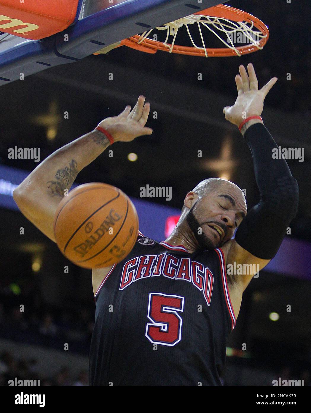 Chicago Bulls' Carlos Boozer scores against the Golden State Warriors during the first half of an NBA basketball game Saturday, Feb. 5, 2011, in Oakland, Calif. (AP Photo/Ben Margot) Stockfoto