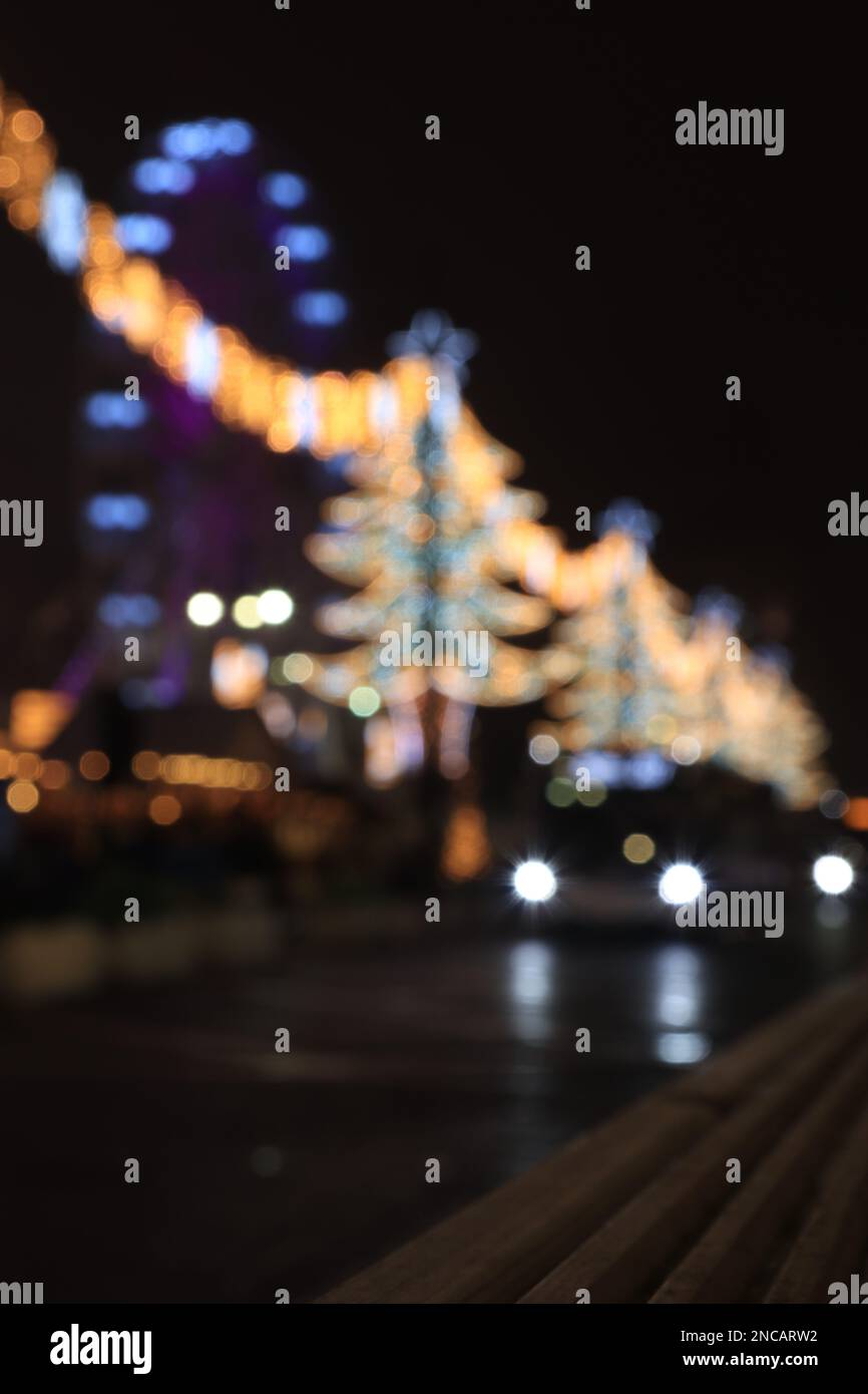 Verschwommene Weihnachtsmarktbeleuchtung und Straßenbeleuchtung Glasgow, Schottland, Großbritannien, weihnachtsbäume, George Square, Feiertagspostkarte, Neujahrsstimmung, Bokeh-Nacht Stockfoto