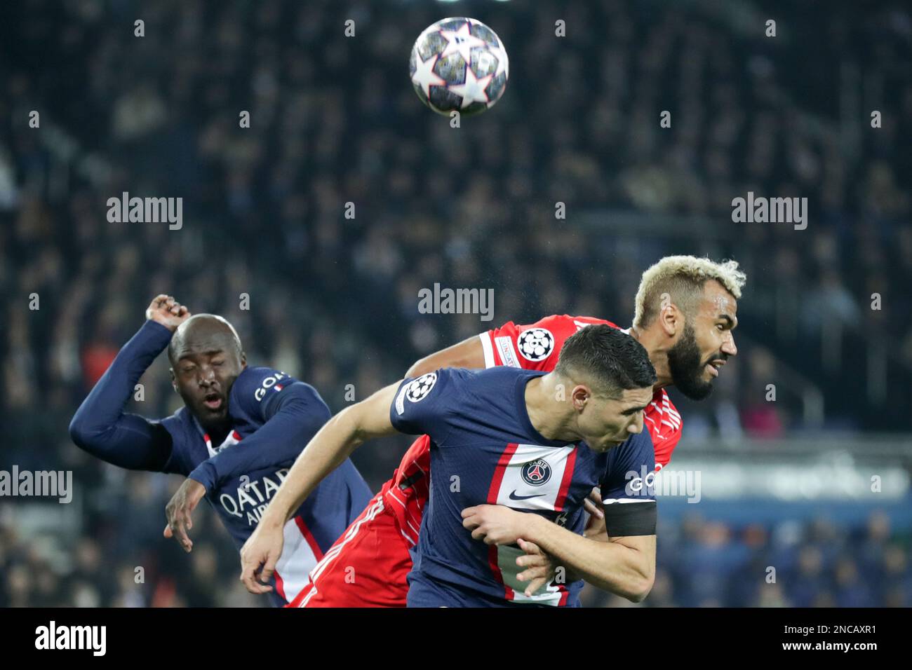 Danilo Pereira vom FC Paris Saint Germain Achraf Hakimi vom FC Paris Saint Germain Eric Maxim Choupo Moting vom Bayern Muenchen FC Paris Saint-Germain gegen FC Bayern MŸnchen UEFA Championsleague Saison 2022/23 Achtelfinale Hinspiel 14.02.2023 Prinzenparkstadion Paris © diebilderwelt / Alamy Stock Stockfoto