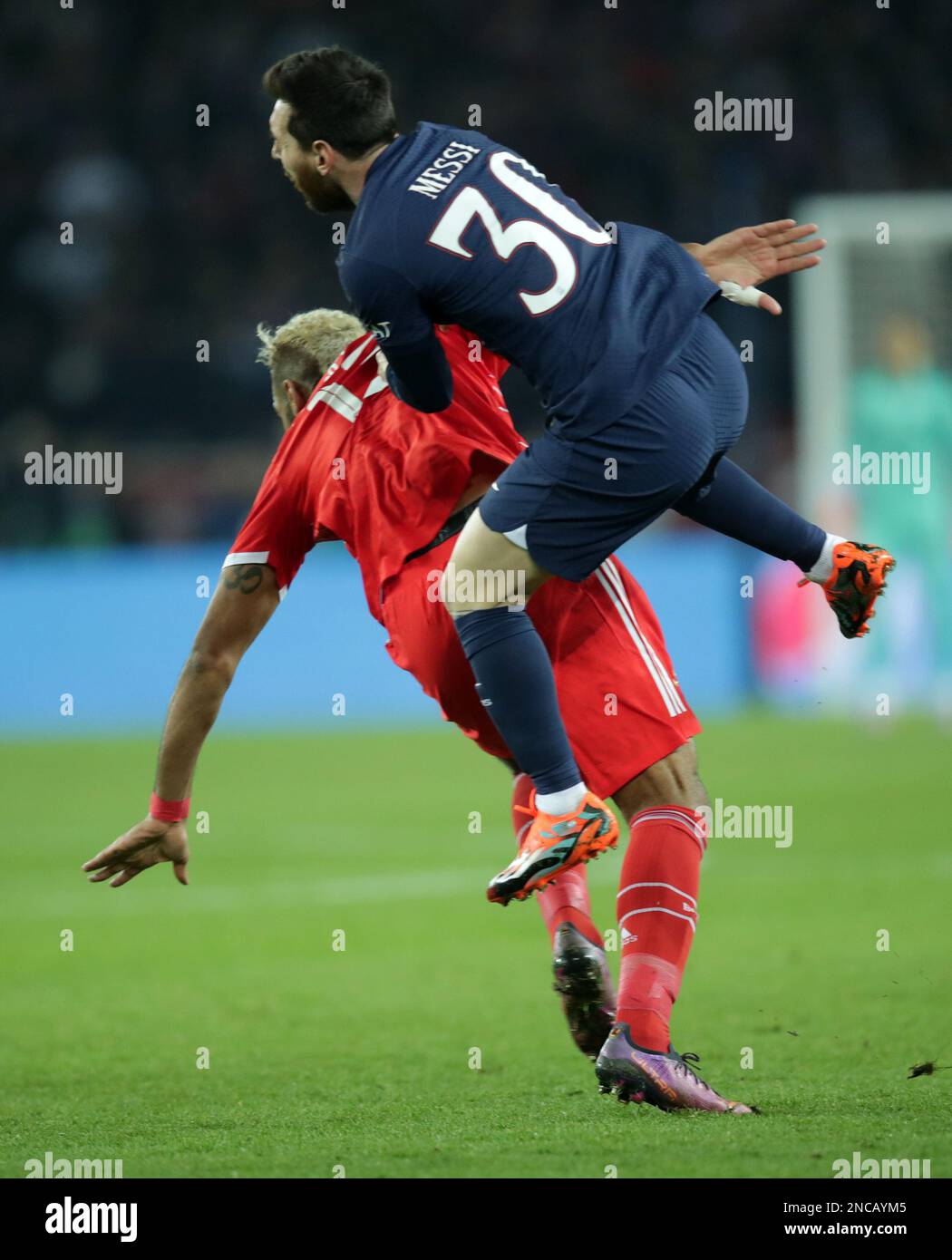 Lionel Messi vom FC Paris Saint Germain Eric Maxim Choupo Moting vom Bayern Muenchen FC Paris Saint-Germain vs FC Bayern MŸnchen UEFA Championsleague Saison 2022/23 Achtelfinale Hinspiel 14.02.2023 Prinzenparkstadion Paris © dibilderwelt / Alamy Stock Stockfoto