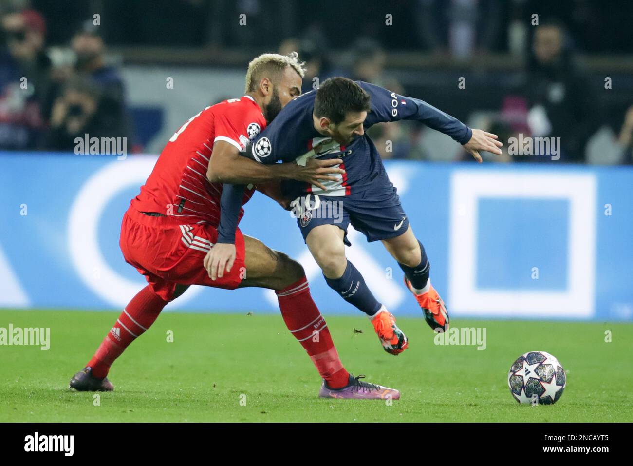 Lionel Messi vom FC Paris Saint Germain Eric Maxim Choupo Moting vom Bayern Muenchen FC Paris Saint-Germain vs FC Bayern MŸnchen UEFA Championsleague Saison 2022/23 Achtelfinale Hinspiel 14.02.2023 Prinzenparkstadion Paris © dibilderwelt / Alamy Stock Stockfoto