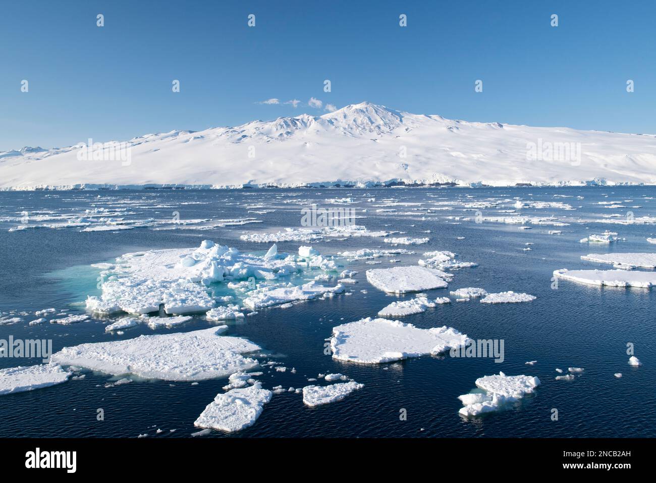 Antarktis, Ross-Meer, Ross-Insel. Blick auf Mount Terror, Schildvulkan. Zweitgrößter Vulkan auf Ross Island in 10.600 m Höhe. Stockfoto