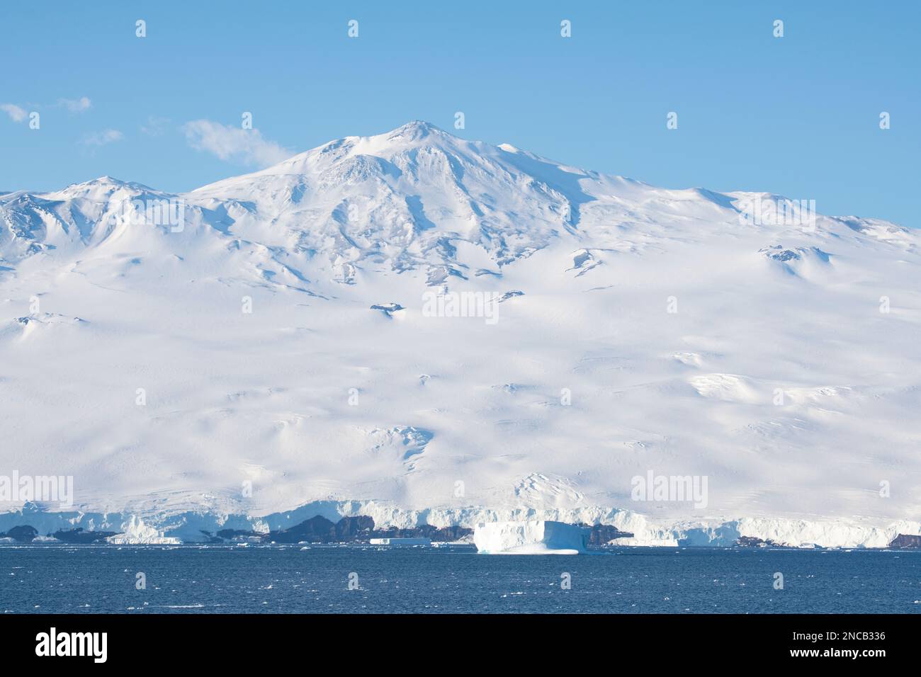 Antarktis, Ross-Meer, Ross-Insel. Blick auf Mount Terror, Schildvulkan. Zweitgrößter Vulkan auf Ross Island in 10.600 m Höhe. Stockfoto