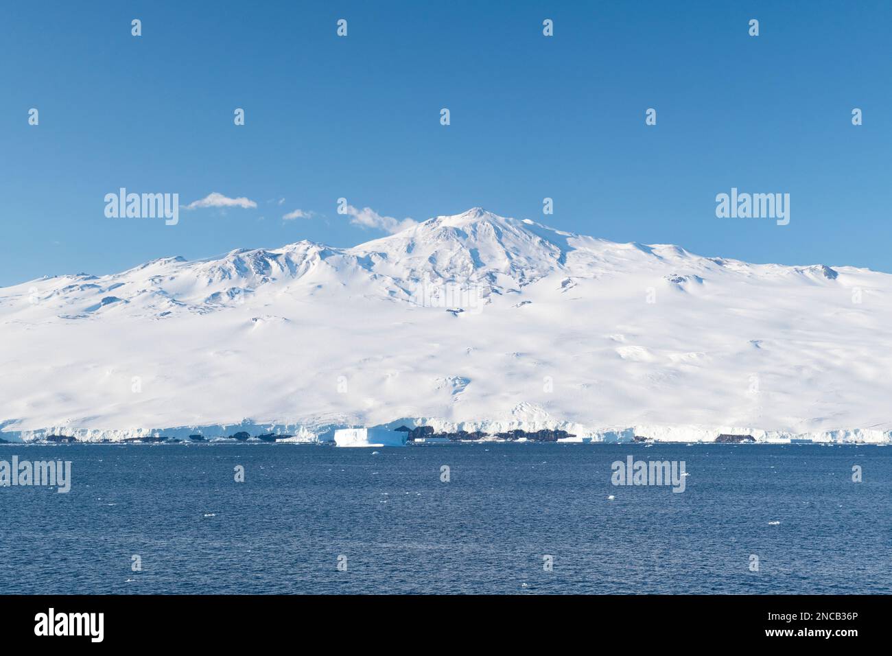 Antarktis, Ross-Meer, Ross-Insel. Blick auf Mount Terror, Schildvulkan. Zweitgrößter Vulkan auf Ross Island in 10.600 m Höhe. Stockfoto