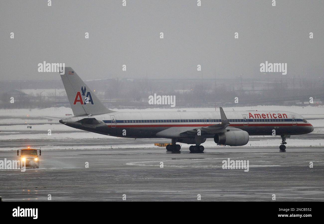 An American Airlines plane taxis toward a gate at Newark Liberty International Airport, Tuesday, Feb. 1, 2011, in Newark, N.J. More than 600 flights have been canceled because of the weather. (AP Photo/Julio Cortez) Stockfoto