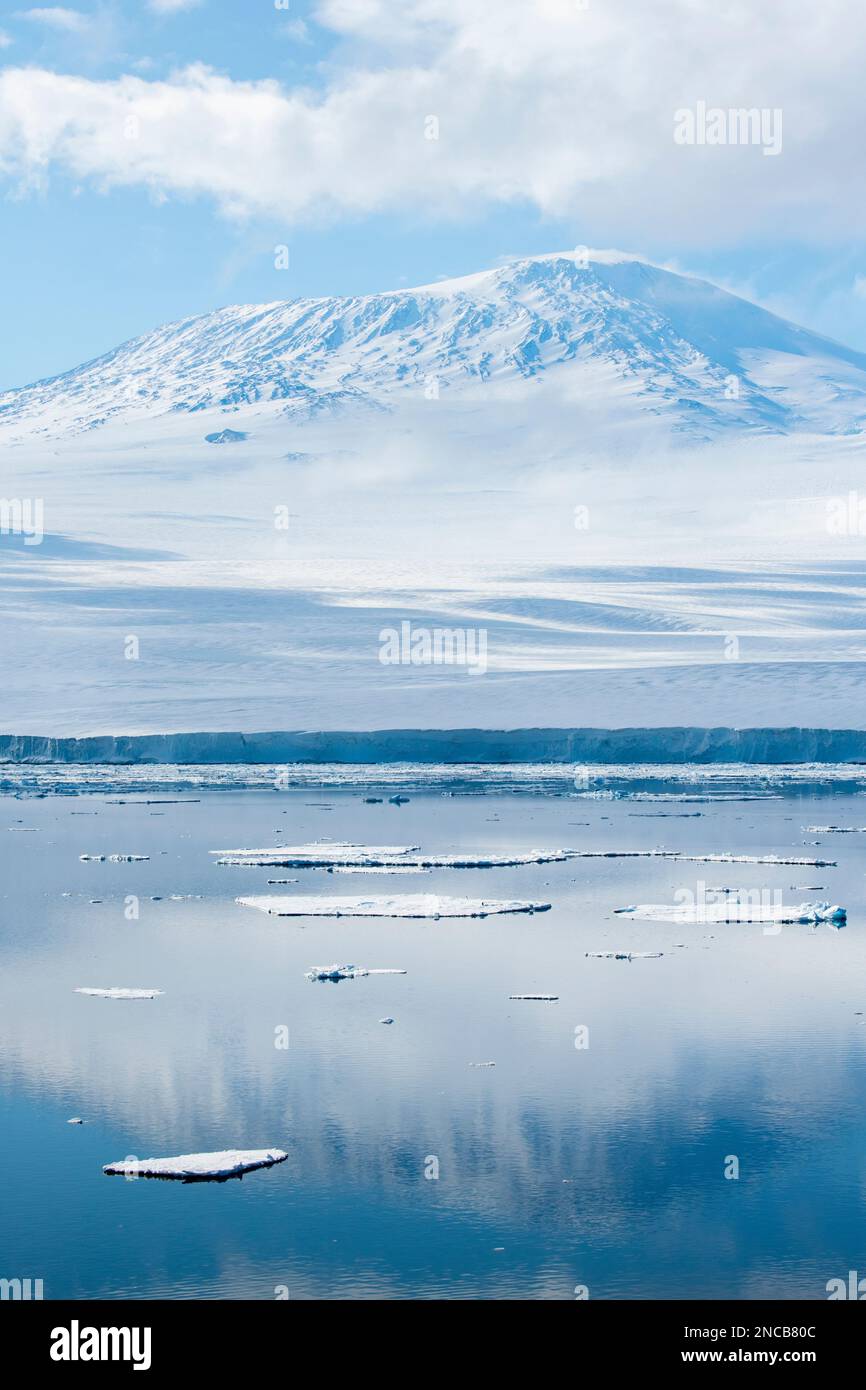 Antarktis, Ross-Insel. Ross Sea Blick auf Mount Erebus, zweithöchster Vulkan in der Antarktis. Klassischer aktiver polygenetischer Stratovulkan. Stockfoto