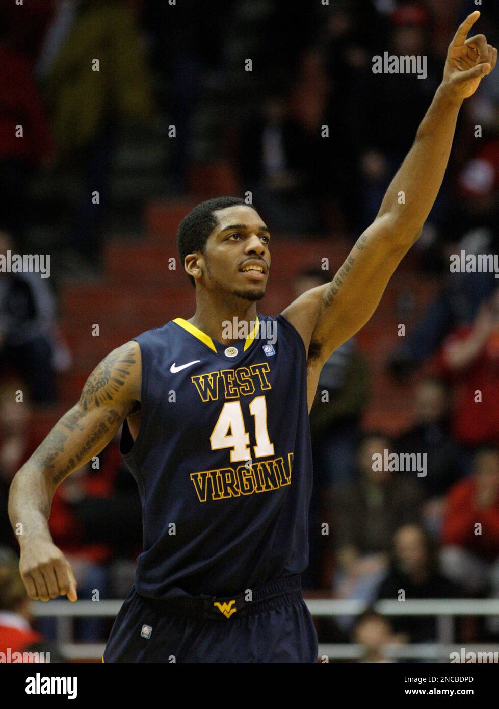 West Virginia forward John Flowers celebrates after defeating Cincinnati 66-55 in an NCAA college basketball game, Saturday, Jan. 29, 2011, in Cincinnati. Flowers had 16 points in the game. (AP Photo/Al Behrman) Stockfoto