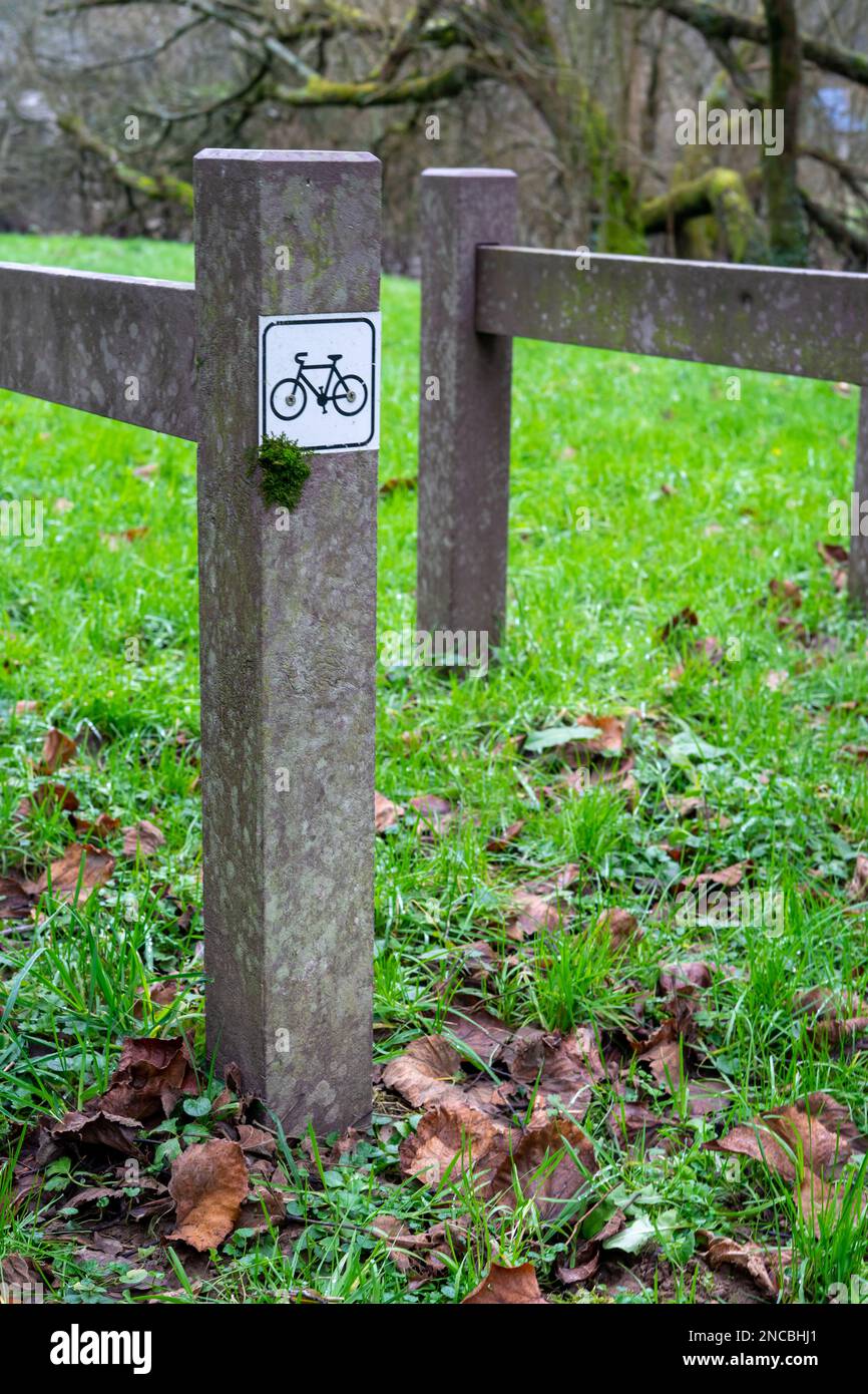 Parkplatz für Fahrräder auf grünem Gras. Einrichtungen für öffentliche Fahrradparkplätze für Touristen und Reisende. Vertikale Ausrichtung. Stockfoto