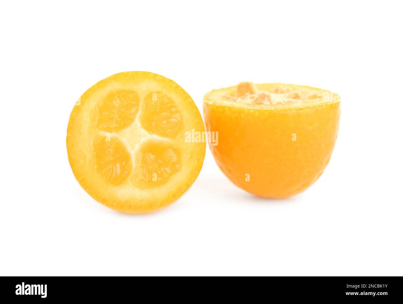 Hälften frisch reifer Kumquat auf weißem Hintergrund Stockfoto