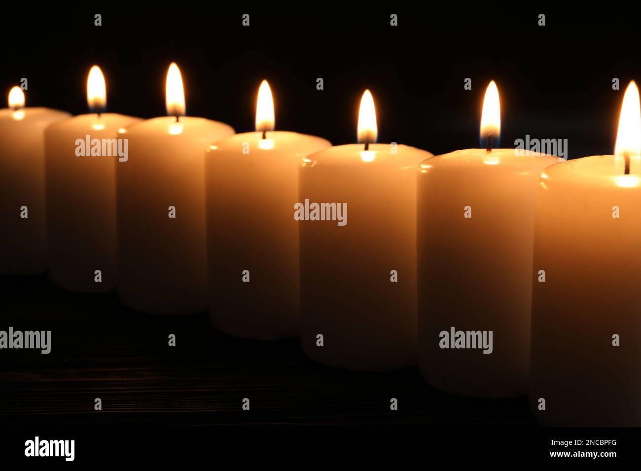 Brennende Kerzen auf dunklem Hintergrund. Gedächtnistag Stockfoto