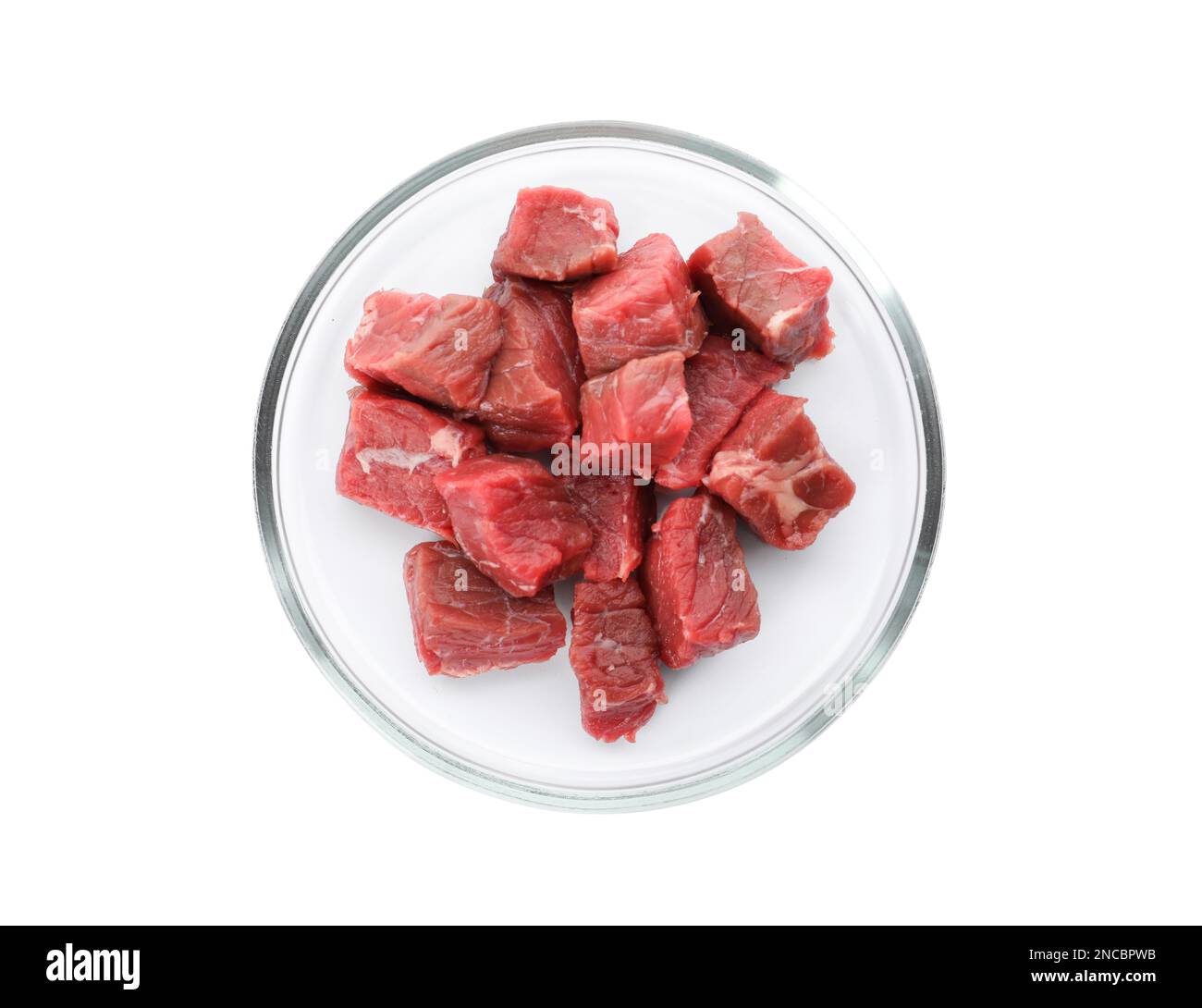 Petrischale mit Stücken rohem Zuchtfleisch auf weißem Hintergrund, Draufsicht Stockfoto