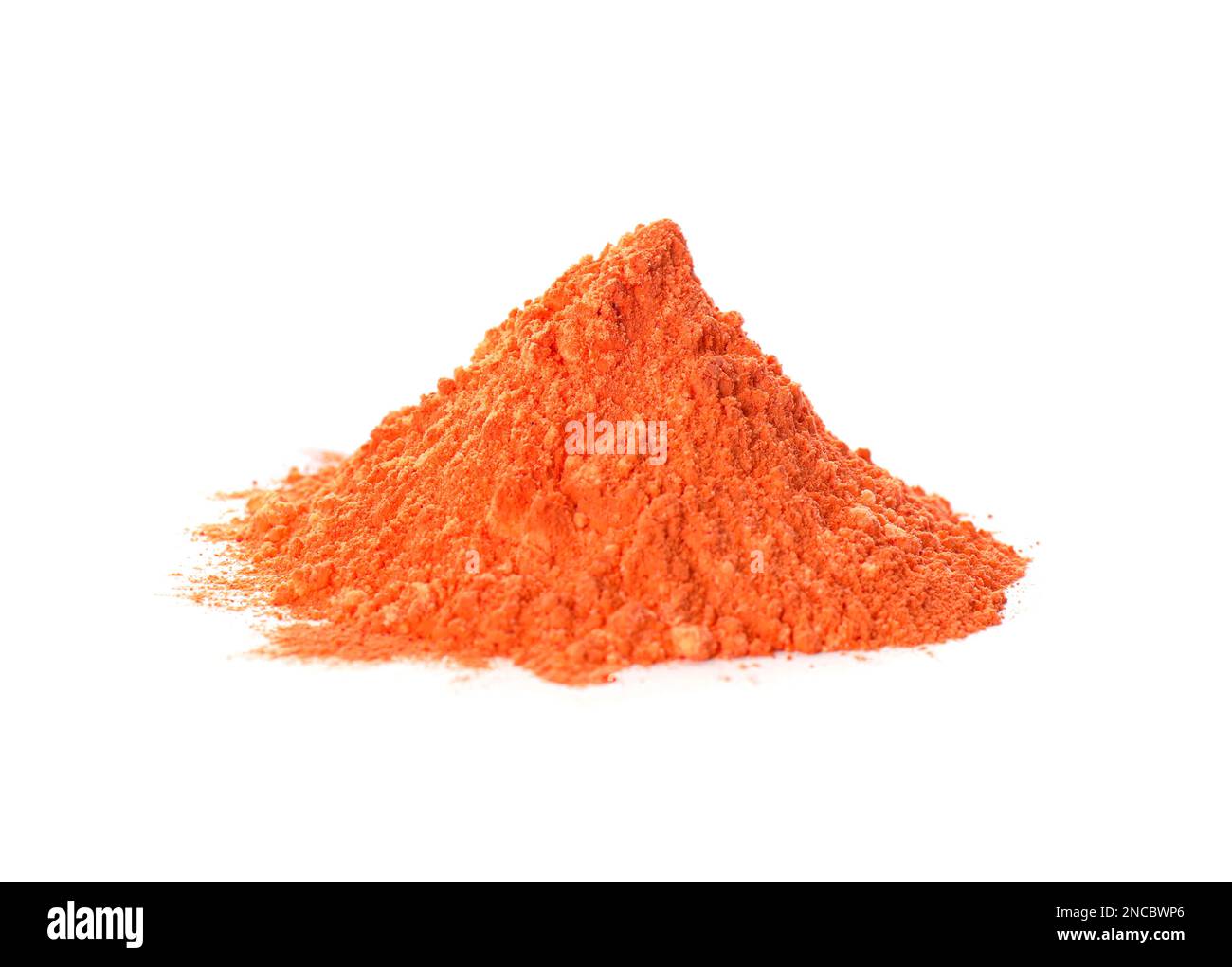 Orangefarbener Pulverfarbstoff auf weißem Hintergrund. Holi-Festival Stockfoto