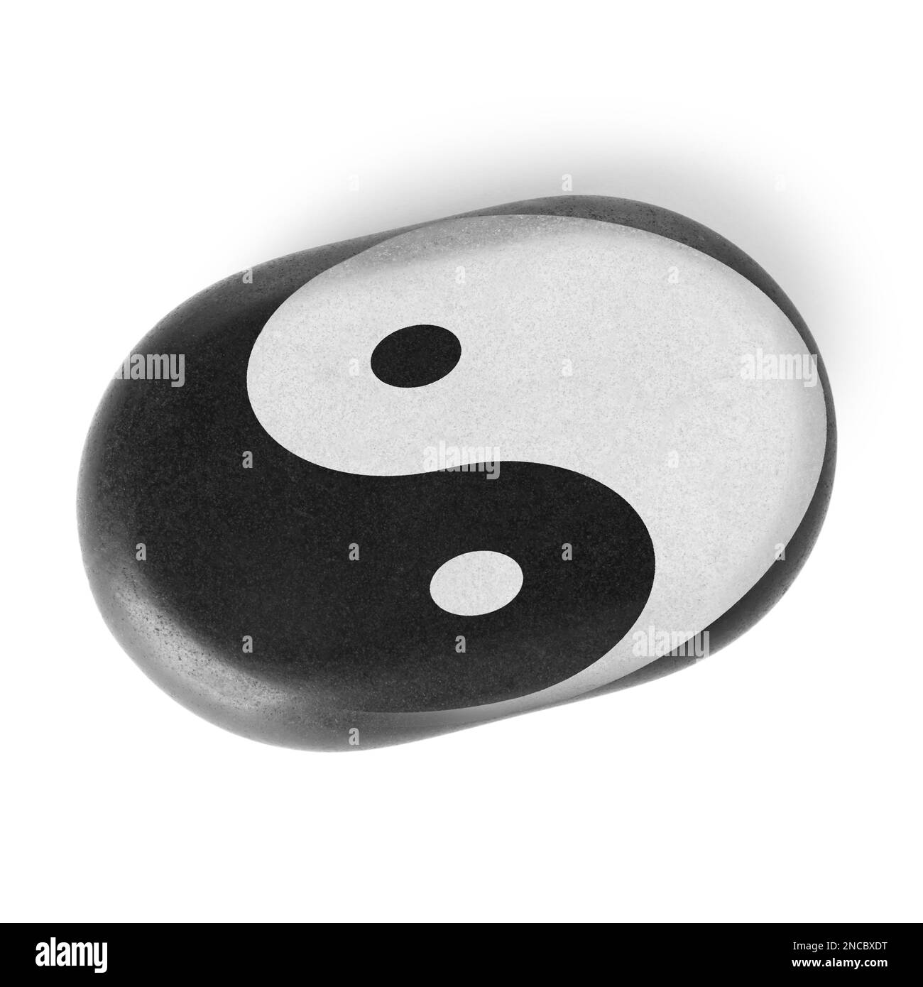 Stein mit Ying-Yang-Symbol auf weißem Hintergrund, Draufsicht. Feng-Shui-Philosophie Stockfoto