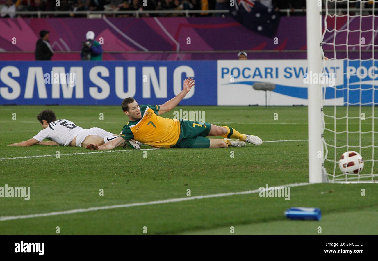 Australia's player Brett Emerton, right, scores a goal against Uzbekistan during their AFC Asian Cup semifinal soccer match at Khalifa Stadium, in Doha, Qatar, Tuesday Jan. 25, 2011. Australia won the match 6-0. (AP Photo/Tara Todras-Whitehill) Stockfoto
