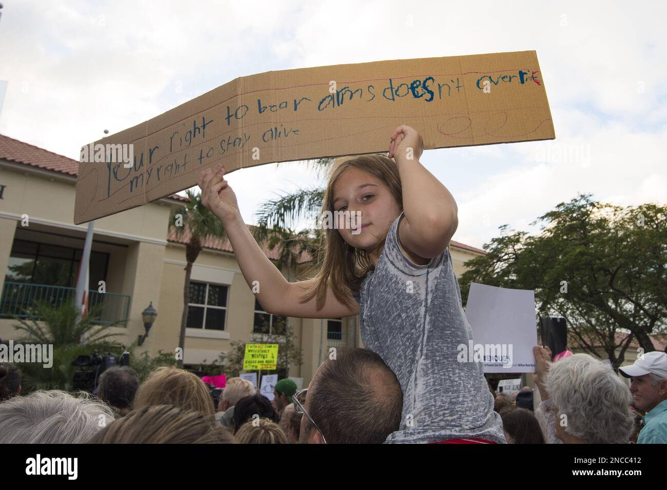 DELRAY Beach, FL - 19. Februar Hunderte versammelt, um den Verkauf von sturmgewehren in der Parklandschaft Schießen im Rathaus in Delray Beach, FL Menschen zu protestieren: Atmosphäre Stockfoto