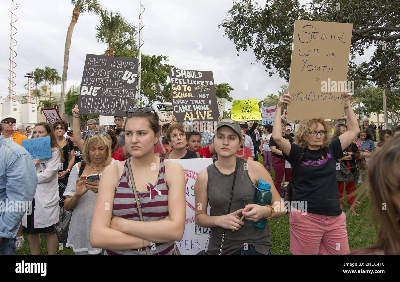 DELRAY BEACH, FL - 19. FEBRUAR Hunderte versammelten sich, um gegen den Verkauf von Sturmgewehren zu protestieren im Gefolge des Parkland-Schießens am Rathaus in Delray Beach, FL Menschen: Atmosphäre Kredit: Storms Media Group/Alamy Live News Stockfoto
