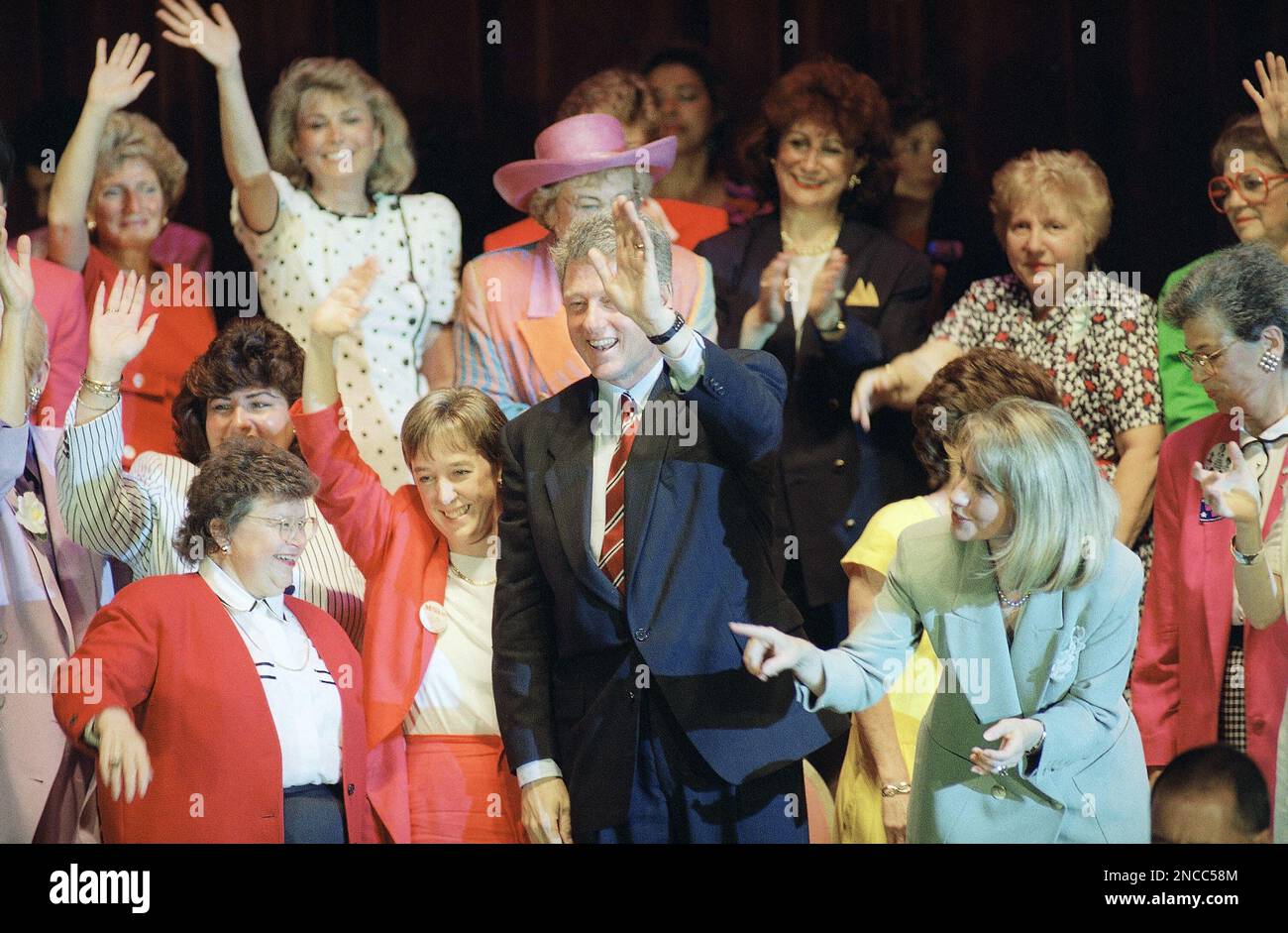 Democratic presidential candidate Arkansas Gov. Bill Clinton, flanked by his wife Hillary, right, and Sen. Barbara Mikulski, D-Md., left with glasses, gestures after addressing Democratic women in New York, July 14, 1992. Clinton told the groups that the nation is ready for both a new generation and a “new gender” of leadership as people begin to believe in the possibility of change. (AP Photo/Greg Gibson) Stockfoto