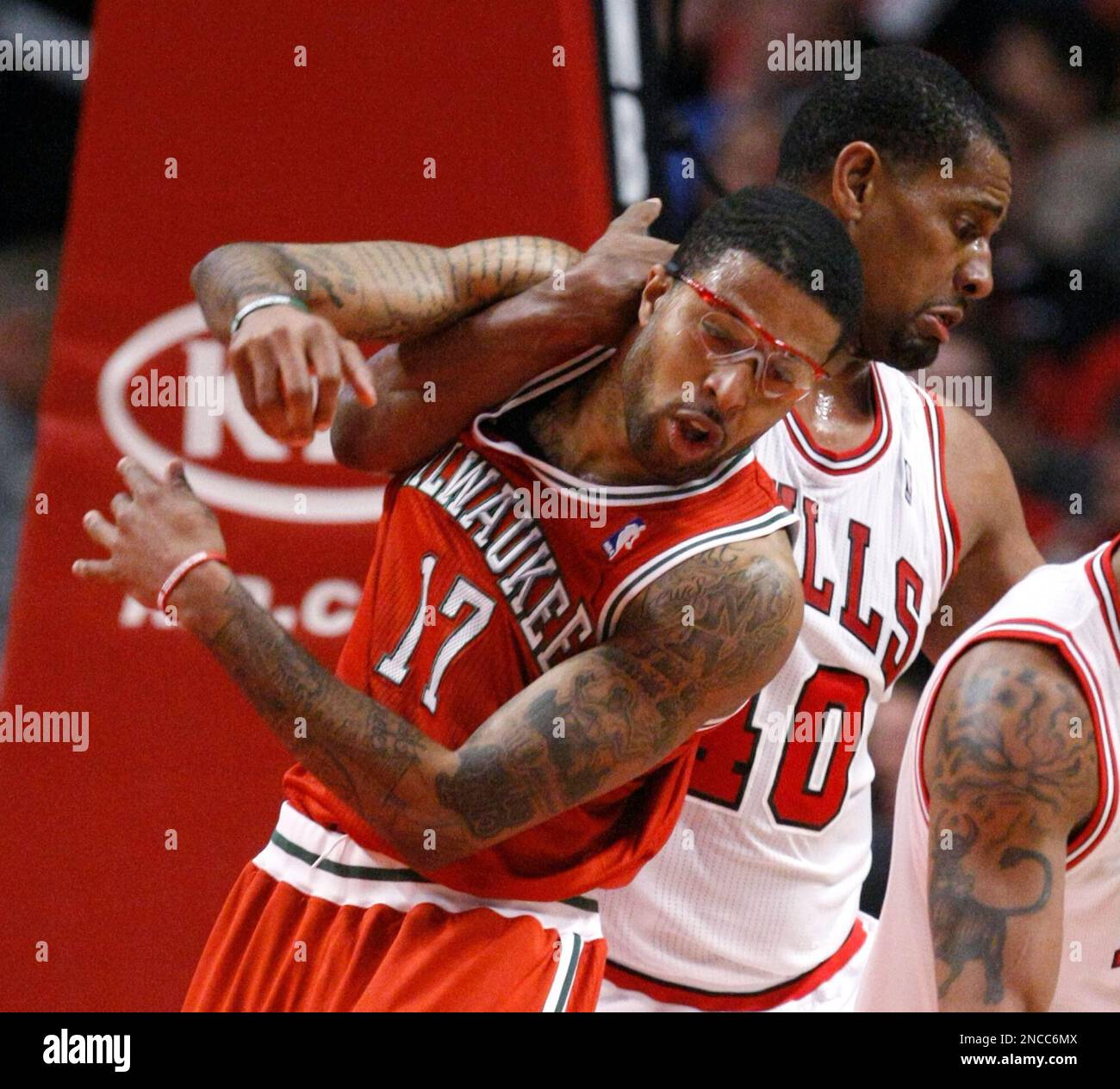 Milwaukee Bucks forward Chris Douglas-Roberts, left, gets tangled up with Chicago Bulls center Kurt Thomas, during the second half of an NBA basketball game Monday, Jan. 24, 2011, in Chicago. Douglas-Roberts led all scorers with 30 points and Thomas led the Bulls' 92-83 win with 22 points. (AP Photo/Charles Rex Arbogast) Stockfoto