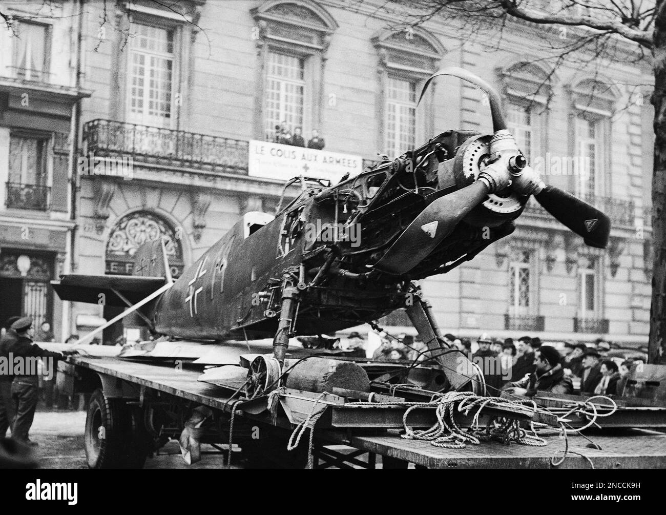 A German Messerschmitt plane brought down by French aviators is being exhibited in Paris and can be visited on the payment of a small fee for the benefit of French Airmens Welfare Fund. The plane upon its arrival on the Avenue des champs Elysees in front of the Exhibition Hall in Paris on Jan. 4, 1940 before being unloading. (AP Photo) Stockfoto