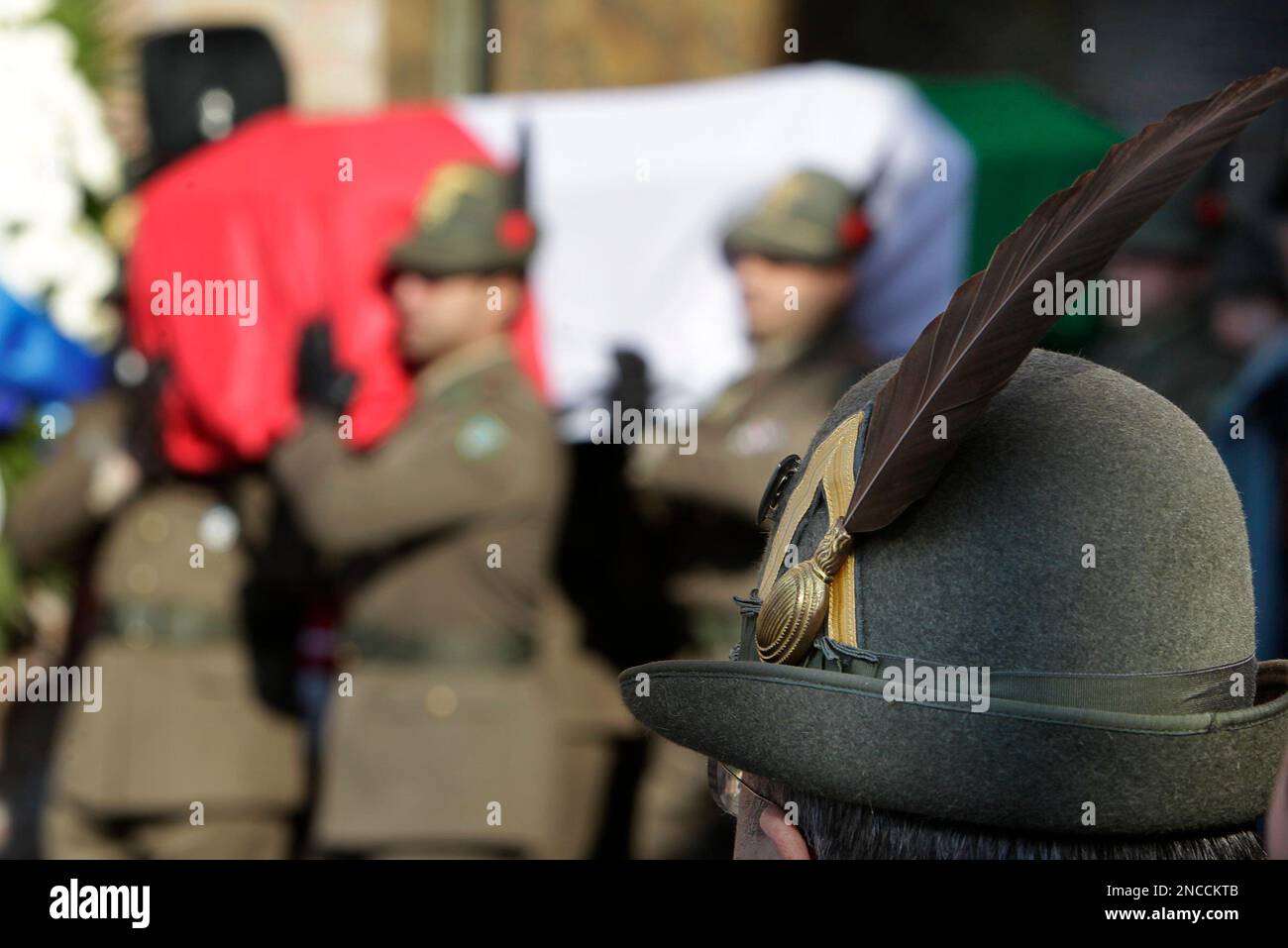 The coffin of Italian soldier Luca Sanna is framed by an Italian Apline ranger hat at the end of the funeral service, in Rome, Friday, Jan. 21, 2011. Sanna was killed during a gunbattle Tuesday near the Italian base of Bala Murghab in western Afghanistan, Tuesday. (AP Photo/Gregorio Borgia) Stockfoto