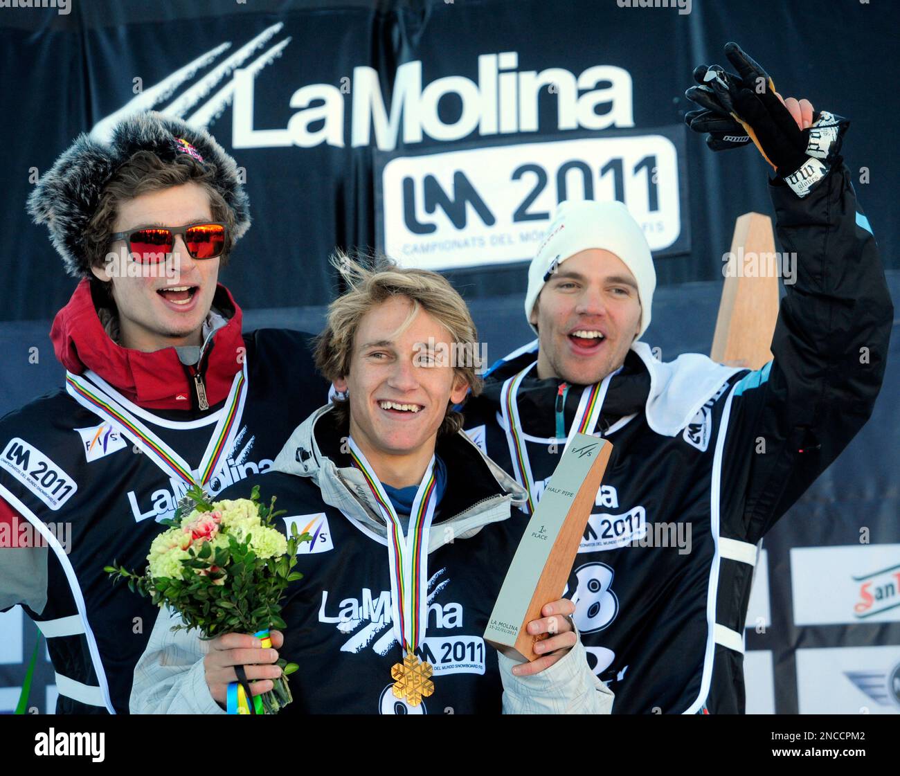 Silver medalist Iouri Podladtchikov of Switzerland, left, gold medalist Nathan Johnstone of Australia, center, and bronze medalist Markus Malin of Finland pose from the podium after men's Snowboard Halfpipe final at the FIS Snowboard World Championships in La Molina, Spain, Thursday, Jan. 20, 2011. (AP Photo/Manu Fernandez) Stockfoto