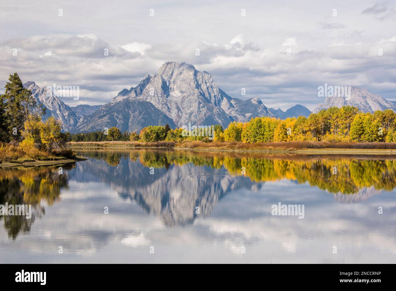 Reflexionen von Mt. Moran im Snake River am Oxbow Bend, Grand Teton, Nationalpark, Wyoming, USA Stockfoto