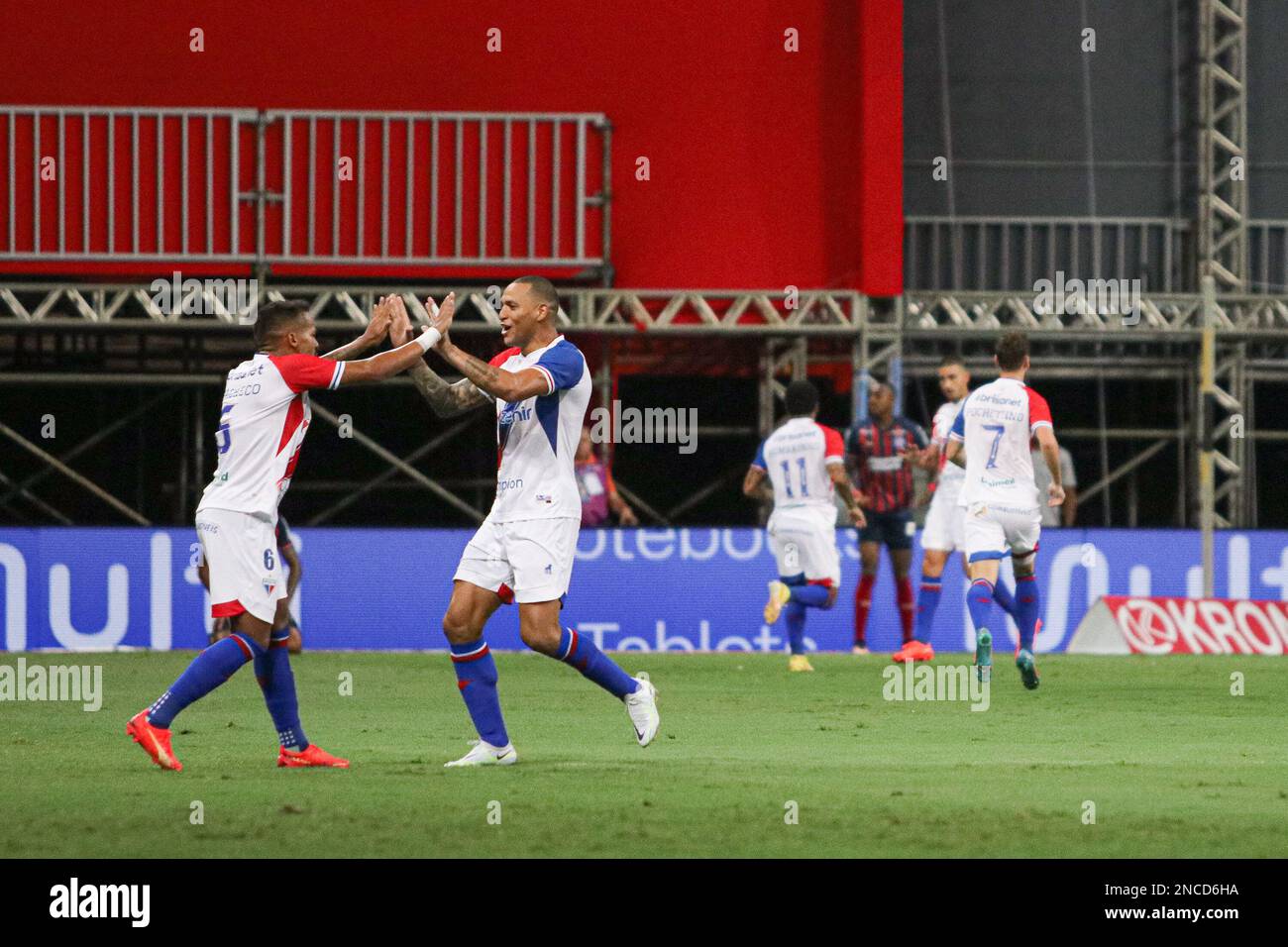 Salvador, Brasilien. 14. Februar 2023. BA - Salvador - 02/14/2023 - COPA DO NORDESTE 2023, BAHIA X FORTALEZA - Ein Galhardo-Spieler aus Fortaleza feiert sein Tor mit Spielern seines Teams während eines Spiels gegen Bahia im Fonte Nova Stadion für die Copa Do Nordeste Championship 2023. Foto: Renan Oliveira/AGIF/Sipa USA Kredit: SIPA USA/Alamy Live News Stockfoto