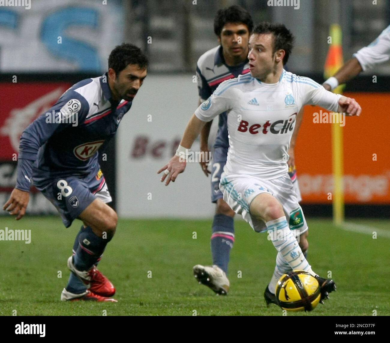 Marseille's French midfielder Mathieu Valbuena, right, controls the ball in front of Bordeaux's Tunisian midfielder Fahid Ben Khalfallah , during their League One soccer match, at the Velodrome Stadium, in Marseille, southern France, Sunday, Jan. 16, 2011. (AP Photo/Claude Paris) Stockfoto