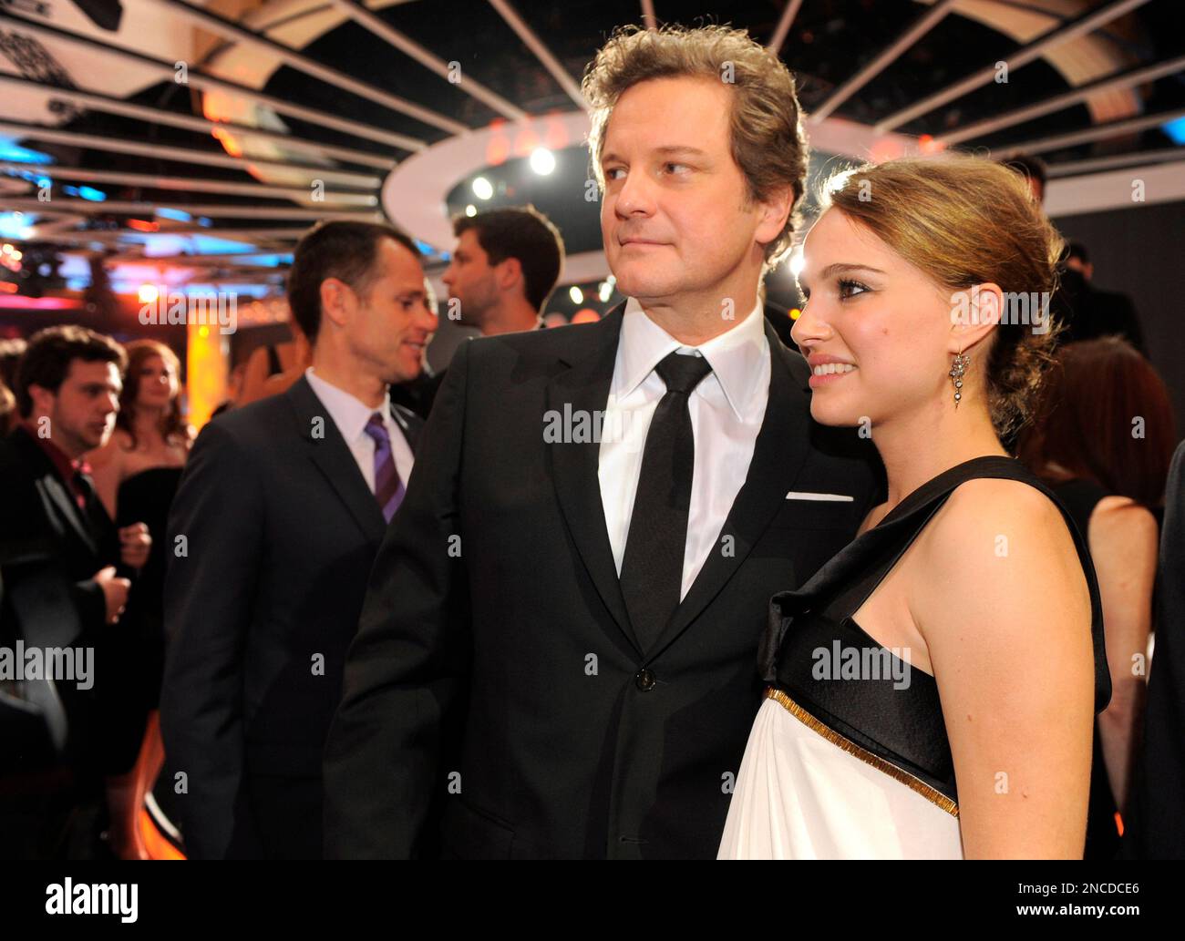 Actor Colin Firth, left, and actress Natalie Portman are seen backstage at the 16th Annual Critics' Choice Movie Awards on Friday, Jan. 14, 2011, in Los Angeles. (AP Photo/Chris Pizzello) Stockfoto