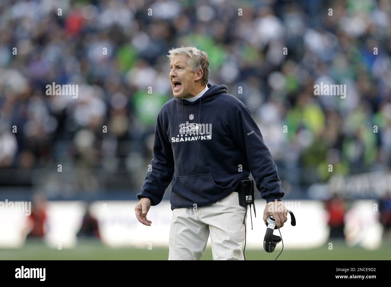 Seattle Seahawks coach Pete Carroll on sidelines against the New Orleans Saints in an NFL NFC wild card playoff football game, Saturday, Jan. 8, 2011, in Seattle. The Seahawks won 41-36. (AP Photo/Elaine Thompson) Stockfoto