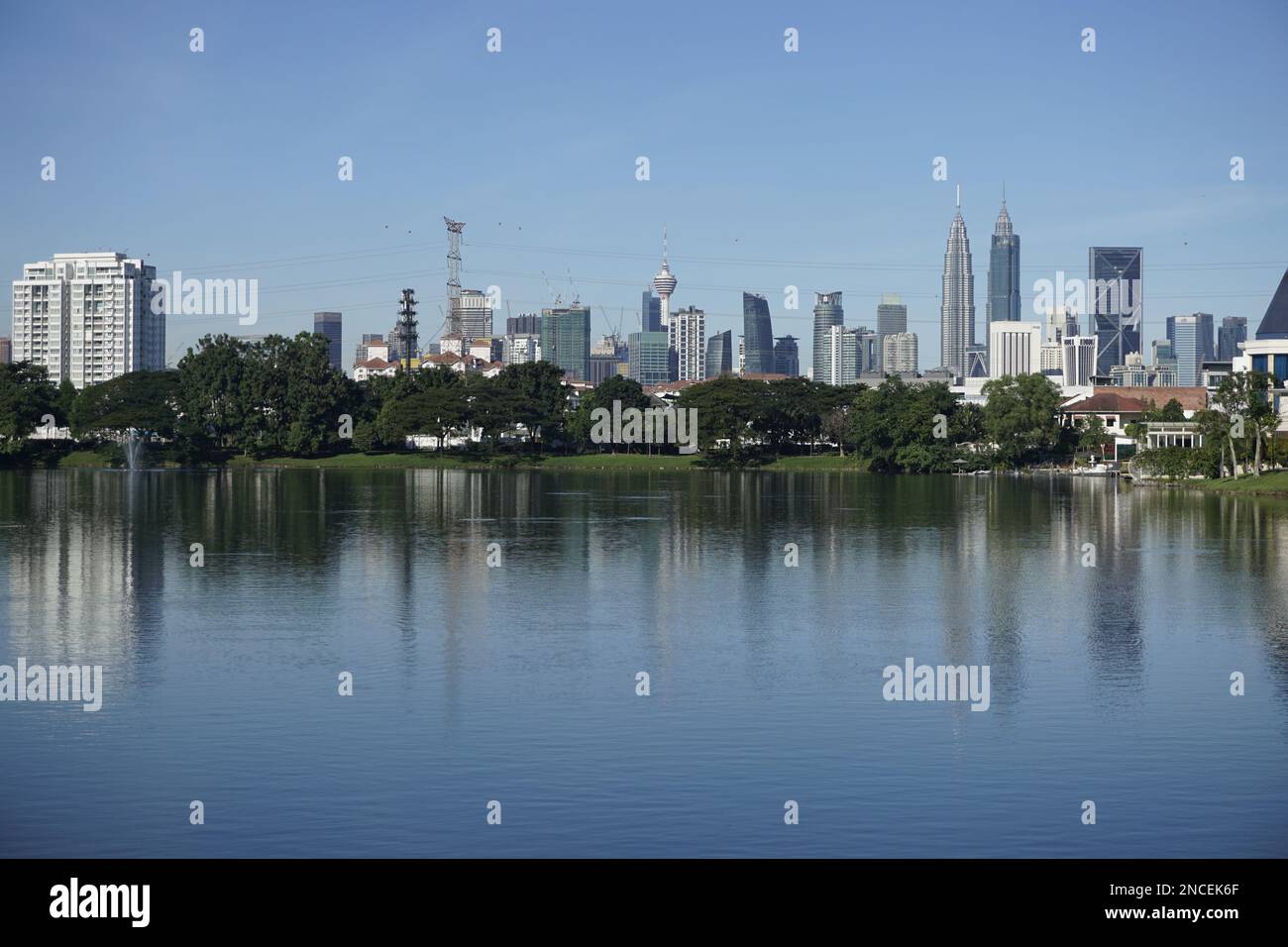 Blick auf die Skyline von Kuala Lumpur von Taman Tasik Ampang Hilir Stockfoto