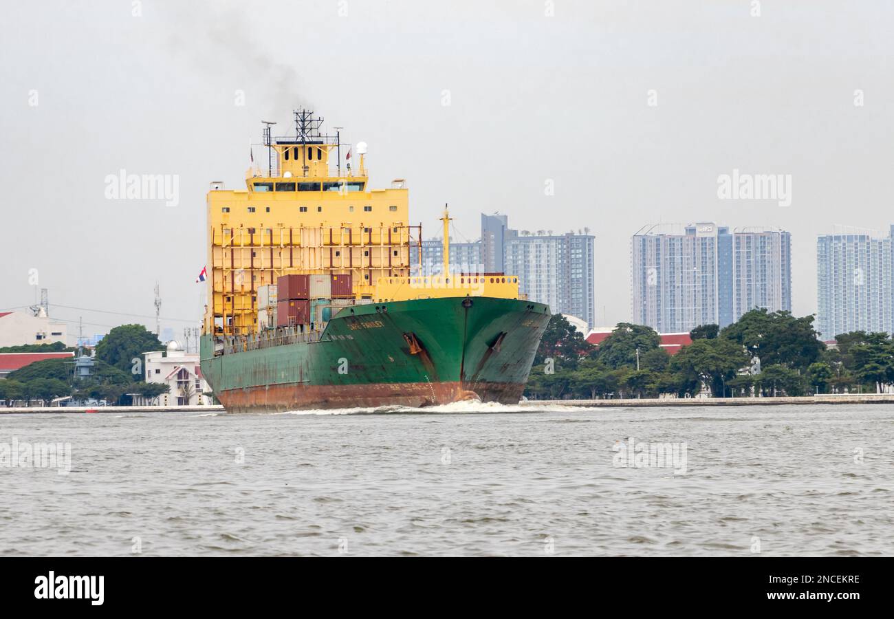 Das Containerschiff segelt vom Fluss Chao Phraya, Thailand Stockfoto