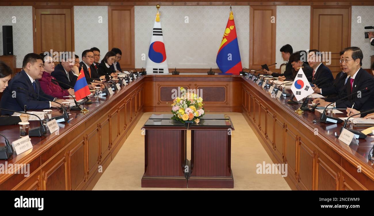 15. Februar 2023. Der Ministerpräsident Südkoreas und der Mongolei spricht am 15. Februar 2023 mit dem südkoreanischen Premierminister Han Duck-soo (R) und seinem mongolischen Amtskollegen Luvsannamsrai Oyun-Erdene (2. von L) im Regierungskomplex in Seoul. Kredit: Yonhap/Newcom/Alamy Live News Stockfoto