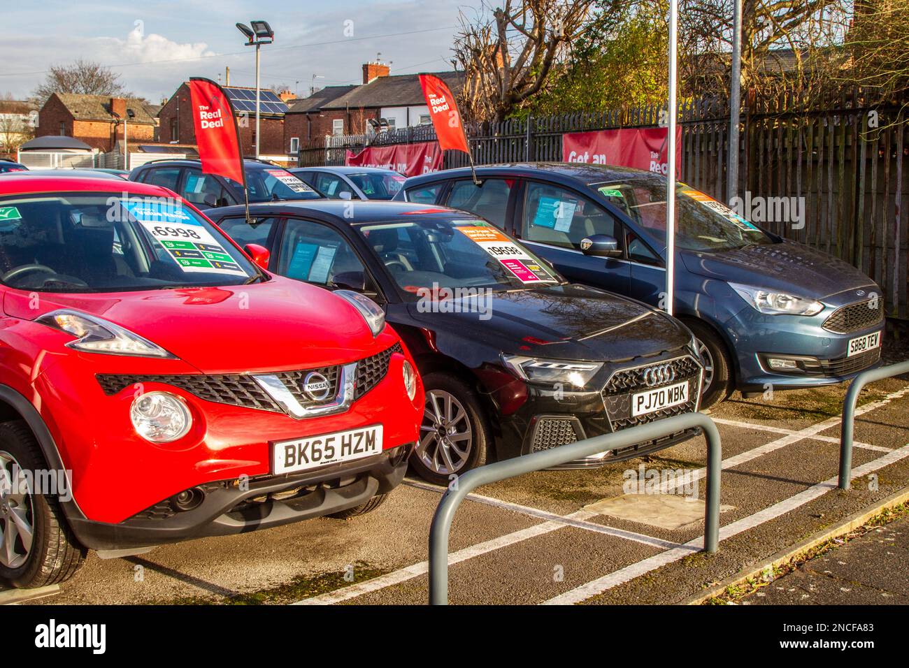 2005 Nissan Juke Visia & 2021 Audi A1 Sport 25 TFSI zum Verkauf im Ausstellungsraum und Vorplatz von Arnold Clarke, Preston, Lancashire UK Stockfoto