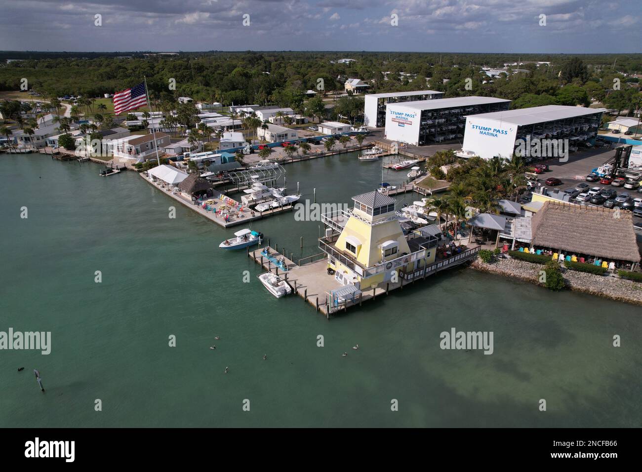 Luftansicht Marina und Leuchtturm mit Tiki-Hütte, Bootsaufbewahrung. Englewood Florida USA. Stockfoto