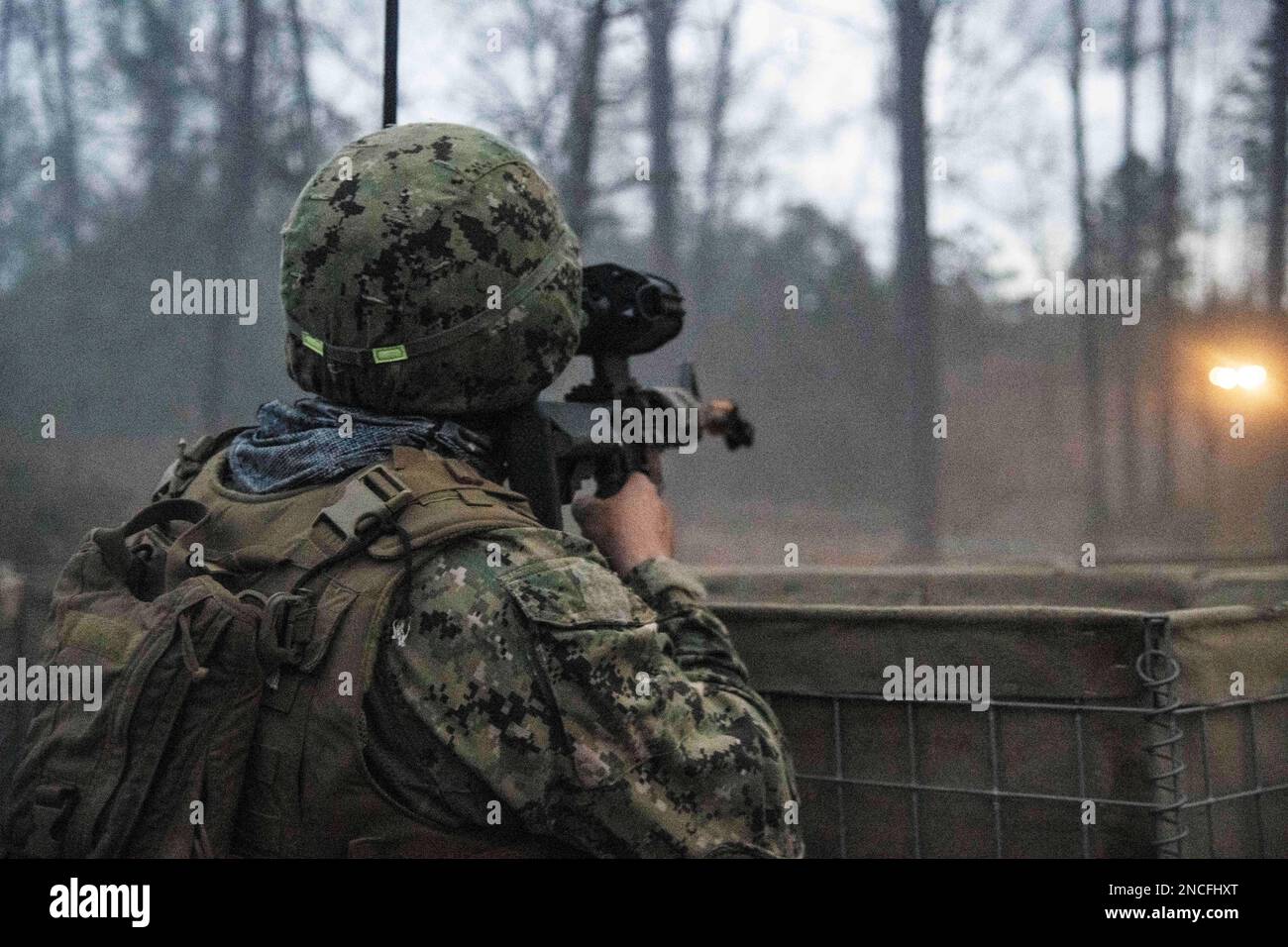 220207-N-PI330-1189 Camp Shelby, Mississippi (7. Februar 2023) Baumechaniker 2. Klasse Dave Terrell, dem Naval Mobile Construction Battalion 133 (NMCB 133) zugeteilt, verteidigt eine fortgeschrittene Expeditionsbasis während eines simulierten Angriffs auf Camp Shelby, Mississippi, 7. Februar 2023. NMCB 133 führt im Camp Shelby, Mississippi, eine Feldübung durch, die im Rahmen des Navy Expeditionary Combat Command durchgeführt wird und die Fortgeschrittensphase des Einsatzbereitschaftstrainings (FRTP) durchführt. (USA Marinebild von Mass Communication Specialist 2. Klasse Andrew Waters/veröffentlicht) Stockfoto