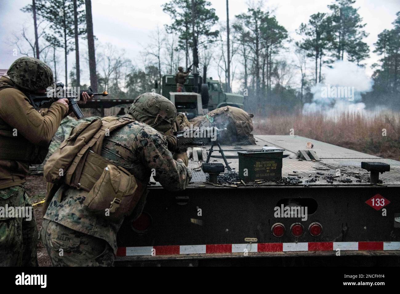 220207-N-PI330-1167 Camp Shelby, Mississippi (7. Februar 2023) Construction Mechanic 1. Class Logan Carlson, Left und SSgt. James Allen, dem Naval Mobile Construction Battalion 133 (NMCB 133) zugeteilt, verteidigt während eines simulierten Angriffs auf Camp Shelby, Mississippi, am 7. Februar 2023 eine fortgeschrittene Expeditionsbasis. NMCB 133 führt im Camp Shelby, Mississippi, eine Feldübung durch, die im Rahmen des Navy Expeditionary Combat Command durchgeführt wird und die Fortgeschrittensphase des Einsatzbereitschaftstrainings (FRTP) durchführt. (USA Navy Foto von Mass Communication Specialist 2. Class Andr Stockfoto